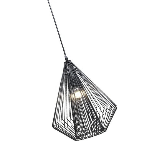 Sort pendellampe med konisk trådskærm og åben struktur